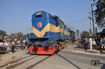 Auf dem Breitspurnetz (1676 mm) ist am Bahnübergang in Salap (bei Sirajganj) BR 6525 (DLW Varanasi, Baujahr 2014) mit einem Zug nach Indien unterwegs. (12.01.2015) <i>Foto: Johannes Glöckner</i>