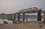 Noch einmal die Brücke von Ghorashal über Shitalakshya River (Strecke Dhaka - Chittagong). Wer etwas wohlhabender ist, läßt sich von den Booten über den Fluss setzen, alle anderen nehmen den Weg über die Brücke und die Gleise.  (13.01.2015) <i>Foto: Johannes Glöckner</i>