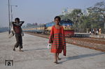 Zwei gut gelaunte Jungen vor einem Zug mit der dieselelektrischen BR 2929 (Hyundai/Rotem, Baujahr 2013) im Bahnhof Dhaka-Cantonment. Der Fotograf scheint eine willkommene Abwechslung zu sein. (14.01.2015) <i>Foto: Johannes Glöckner</i>