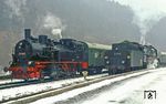 Während der Sonderfahrt von Saalfeld nach Katzhütte begegnen sich Sitzendorf-Unterweißbach die beiden an der Fahrt beteiligten Lokomotiven. (26.02.1982) <i>Foto: Wolfgang Bügel</i>