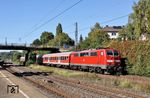 Nur noch bis Dezember 2015 bedient DB-Regio die NRW-Regionalbahnlinie 48 ("Rhein-Wupper-Bahn") zwischen Bonn und Wuppertal. Mit Glück erwischt man dort, wo eigentlich nur 425 unterwegs sind, auch noch einen lokbespannten Zug mit Bn-Wagen, so wie hier 111 036 mit RB 27669 nach Köln in Wuppertal-Sonnborn. (02.10.2015) <i>Foto: Wolfgang Bügel</i>