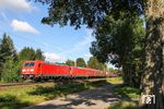 Der nur montags verkehrende EZ 51170 von Hagen-Vorhalle nach Gremberg ist der einzige Zug über die Wupper, der planmäßig mit zwei Loks bespannt ist, hier sind 185 390 und 185 401 bei Solingen am Zug. (28.09.2015) <i>Foto: Joachim Bügel</i>