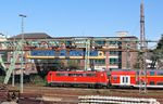 Und so sieht das Ganze von unten aus (zum Vergleichsbild Nr. 28241): Während 111 101 den RE 10413 (Aachen - Dortmund) in den Bahnhof Wuppertal-Oberbarmen schiebt, passiert eine Etage höher ein Schwebahnzug die Szene. (10.09.2015) <i>Foto: Wolfgang Bügel</i>