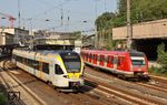 Zwei Konkurrenten auf Schienen begegnen sich in Wuppertal Hbf: Links ET 7.02 der EuroBahn als ERB 20089 nach Hamm, rechts 422 072 als S 9 aus Bottrop. (16.07.2015) <i>Foto: Wolfgang Bügel</i>
