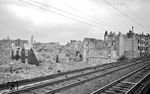Bei einer Zugfahrt mit der S-Bahn dokumentierte Walter Hollnagel die Ergebnisse der "Operation Gomorrha", bei der britische Bomber im Juli 1943 Hamburg in einem Feuersturm in Schutt und Asche legten und 35.000 Tote zu beklagen waren. (1947) <i>Foto: Walter Hollnagel</i>
