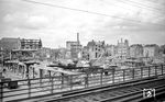 Die Bombardierung Hamburgs legte ganze Stadtteile in Schutt und Asche. Zwei Jahre nach Kriegsende glaubte angesichts solcher Bilder wohl kaum jemand daran, dass bald wieder eine blühende Stadt aus den Trümmern wachsen sollte. (1947) <i>Foto: Walter Hollnagel</i>