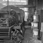 Anlage zum Reinigen und Entfetten dreckiger Dampflokteile im Aw Mülheim-Speldorf. Offenkundig sind gerade Feuerbüchstüren an der Reihe. Als Reinigungsmittel wird "P 3" verwendet, der seit 1929 der erste Industriereiniger der Fa. Henkel für stark verschmutzte Teile aus Eisen und Stahl war. (1954) <i>Foto: Willi Marotz</i>