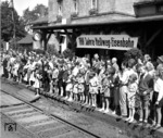 Großer Bahnhof zum Jubiläum "100 Jahre Hellwegbahn" im Bahnhof Dortmund-Aplerbeck. (07.1955) <i>Foto: Willi Marotz</i>
