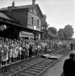 Am 9. Juli 1855 verkehrte der erste fahrplanmäßige Zug zwischen Dortmund und Soest. 100 Jahre später wird von der Bevölkerung von Dortmund-Aplerbeck der Sonderzug der BD Essen erwartet. (07.1955) <i>Foto: Willi Marotz</i>