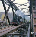 94 1666 überquert mit dem MEC-Sonderzug die Ruhrbrücke in Essen-Steele Süd. (30.04.1972) <i>Foto: Johannes Glöckner</i>
