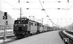 ÖBB 1670.101 und 1670.27 fahren mit einem langen Güterzug durch den Bahnhof Feldkirch. (12.08.1972) <i>Foto: Johannes Glöckner</i>