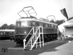 E 19 11 auf der Verkehrsausstellung "Schiene und Straße" in der Essener Gruga. (07.09.1951) <i>Foto: Willi Marotz</i>