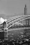 Blick von Groß St. Martin auf die Hohenzollernbrücke mit dem Messeturm auf Deutzer Seite und dem Schnellzug mit der preußischen S 10², die wir schon von den beiden vorherigen Bildern kennen. (1938) <i>Foto: Theo Felten</i>