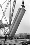 Aufrichten eines Pylons über den später die Tragseile der Hängebrücke liefen. (09.1939) <i>Foto: Theo Felten</i>