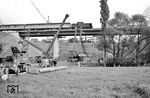 212 319 (V 100 2319) passiert auf dem Weg nach Remscheid die Brückenbaustelle der neuen Viehbachtalstraße in Solingen-Höhscheid.  (03.05.1974) <i>Foto: Joachim Bügel</i>