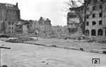 In der Nacht vom 29. auf den 30. Mai 1943 flog die britische RAF einen Bombenangriff auf Wuppertal-Barmen. Die Barmer Innenstadt wurde von den Briten insgesamt mit rund 1.700 Spreng- und rund 280.000 Brandbomben belegt. Nach diesem Großangriff auf Barmen wurden aus rund 4.000 total zerstörten Häusern 3.300 Tote geborgen 80 Prozent der bebauten Fläche wurden laut Analyse der britischen Luftwaffe durch das Feuer zerstört, so wie hier auch das Gebiet um den Barmer Bahnhof mit dem Opernhaus (links).  (06.1943) <i>Foto: RBD Wuppertal (Eckler)</i>