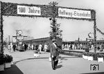 Zum 100 jährigen Jubiläum der Bahnstrecke Dortmund gab es was zu Feiern und der Dortmunder Hauptbahnhof war dem Anlass entsprechend geschmückt. (07.1955) <i>Foto: Willi Marotz</i>
