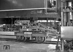 Während der Ausbesserung im Aw Opladen wurden auch Lokrahmen und Drehgestelle untersucht, der Lokkasten ruhte solange auf diesen Hilfsdrehgestellen. (1964) <i>Foto: Fischer</i>