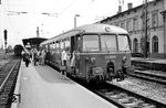 Die Fahrgäste erklimmen ETA 150 615 nach Dortmund Marten-Süd am Bahnsteig in Unna. Links wartet 78 234. (24.08.1965) <i>Foto: Willi Marotz</i>