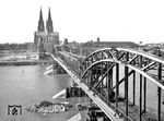 Eine unbekannte 41er überquert die behelfsmäßig wiederaufgebaute Hohenzollernbrücke zwischen Köln Hbf und Deutz. Von 1948 bis 1952 lag über der mittleren Stromöffnung ein SKR-Stahlüberbau (Schaper-Krupp-Reichsbahn), der 1952 wieder durch einen Bogen ersetzt wurde. (1948) <i>Foto: RBD Köln</i>