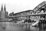 Blick von der Deutzer Seite auf die behelfsmäßig wiederaufgebaute Hohenzollernbrücke über den Rhein in Köln. (1948) <i>Foto: RBD Köln</i>