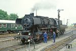 In Kamenz kümmern sich die "pflichtbewußten Eisenbahner" an ihrem Ehrentag um 52 8134, die 1965 aus der 1943 bei WLF gebauten 52 7138 entstand. (20.06.1981) <i>Foto: Wolfgang Bügel</i>