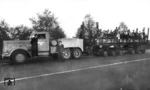 Betriebsausflug der Culemeyer-Firmenbelegschaft auf einem auf Straßenrollern verladenen R-Wagen "Stuttgart 93264", gezogen von der Kalble-Zugmaschine Z6 W2A 130. (1942) <i>Foto: RVM</i>