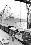 Beladung eines Kmmgks-Wagens mit öffnungsfähigem Dach im Hamburger Hafen. Der Frachter "SABANG" trägt übrigens den Namen eines bekannten Ferienparadieses auf der indonesischen Insel Sumatra. (1957) <i>Foto: Walter Hollnagel</i>
