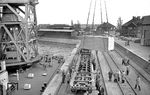 Umladung von Maschinenteilen im Hamburger Hafen. (24.04.1959) <i>Foto: Walter Hollnagel</i>