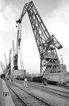 1957 schaffte die Hamburger Hafen und Lager Aktiengesellschaft (HHLA) einen Schwerlastschwimmkran an, der eine Hebekraft von 200 t hatte. Gebaut wurde er von Blohm & Voss und als H.H.L.A. IV bezeichnet.  (24.04.1959) <i>Foto: Walter Hollnagel</i>