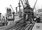 Während die Kaianlage für den Lkw-Verkehr bereits erneuert wurde, sind Hafenbahn und Kräne im Hamburger Hafen noch älterer Bauart.  (1964) <i>Foto: Walter Hollnagel</i>