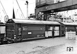 Schiebedach-/ Schiebewandwagen der Bauart Kmmgks 58 (später Tis 858) im Hamburger Hafen.  (1957) <i>Foto: Walter Hollnagel</i>