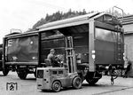 Kombinierter Schiebedach-/Schiebewandwagen der Bauart Kmmgks58 während einer Vorführung beim Hersteller der Siegener Eisenbahn Bedarf AG (SEAG) in Dreis-Tiefenbach.  (1957) <i>Foto: Besser</i>