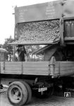 Beim "Ommu 56" konnte der Wagenkasten hydraulisch angehoben und das Ladegut durch Kippen ausgeleert werden.  (1957) <i>Foto: Quebe</i>