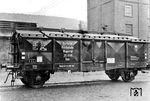 Klappdeckelwagen wurden zur Beförderung nässeempfindlicher Schüttgüter wie Kalk oder Salz genutzt. 1941 wurden acht Versuchswagen gebaut, die keine Weiterentwicklung früherer Typen darstellten, sondern auf Omm-Wagen basierten. Wie diese hatten sie einen Achsstand von 6 m und außen liegende Langträger. Die Wagen hatten eine Länge über Puffer von 9.100 bzw. 9.800 mm (ohne/mit Handbremse) und einen Laderaum von 28,6 m³ bei einem Ladegewicht von 20 t.  (1941) <i>Foto: RVM</i>