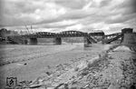 Eine pr. P 10 befördert einen Schnellzug auf der durch Kriegsschäden gekennzeichneten Moselbrücke in Koblenz.  (1947) <i>Foto: Fischer</i>