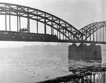 Eine 78er rollt von der Deutzer Seite kommend über die Hohenzollernbrücke in Richtung Hauptbahnhof. Auf der Brücke besteht übrigens bis heute eine Geschwindigkeitsbeschränkung auf max. 60 km/h. (01.1951) <i>Foto: Fischer</i>