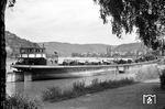 Am Mühltalbachanleger nördlich von Boppard hat die "Prussia" aus Rotterdam festgemacht. Auch die Bundesbahndirektionsfotografen konnten sich offenkundig der Faszination der Schiffe nicht immer entziehen... (1958) <i>Foto: Fischer</i>