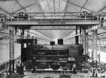 Am Laufkran in der Werkhalle 2 hängt die 1901 bei Humboldt gebaute "Elberfeld 739", eine pr. G 5.1 (Baureihe 54.0). Die Laufkräne besaßen eine Tragkast von 50 t. (1910) <i>Foto: RVM (RBD Köln)</i>