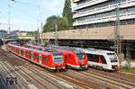 In Wuppertal Hbf begegnen sich der nach Köln ausfahrende 425 054 als RB 27681 (links), 1440 320 als S 8 nach Hagen (mitte) und der aus Remscheid kommende Abellio VT 12.02. (18.07.2015) <i>Foto: Wolfgang Bügel</i>