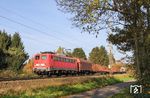Als exotisch sind mittlerweile auch die Einsätze der Baureihe 140 auf der Wupperstrecke zu bezeichnen. Nur wegen einer Umleitung konnte 140 495 mit EZ 52205 von Hagen-Vorhalle nach Kreuztal bei Solingen abgelichtet werden. (31.10.2015) <i>Foto: Joachim Bügel</i>