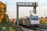 185 417 der TX Logistik vor DGS 48613 (Hagen Gbf - Novi S Bovo) bei der Durchfahrt in Solingen Hbf. (26.10.2015) <i>Foto: Joachim Bügel</i>