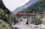 Über das Nußbaumviadukt bei Betten fährt HGe 4/4 II 104 mit einem Zug nach Andermatt. (01.07.1993) <i>Foto: Ulrich Neumann</i>