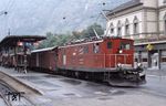 Zwischen 1941 und 1956 wurden sieben Loks der Reihe HGe 4/4 an die Furka-Oberalp-Bahn ausgeliefert. Sie entsprachen der Schmalspur-Elektrolokomotivbaureihe, die 1929/30 ursprünglich an die Visp-Zermatt-Bahn (VZ) geliefert wurde, jedoch mit stärkerer elektrischer Ausrüstung. HGe 4/4 Nr. 31 rangiert hier im Bahnhof Brig. (12.06.1990) <i>Foto: Ulrich Neumann</i>