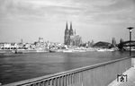 Das Foto von 1948 verdeutlicht allzu gut, dass von der bekannten Kölner Altstadt durch das Bombardement im Krieg eigentlich nicht viel übrig geblieben war. Neben dem nahezu unbeschädigten Dom sind die Halle des Hauptbahnhofs sowie die Brückentürme der Hohenzollernbrücke zu erkennen.  (1948) <i>Foto: RBD Köln</i>