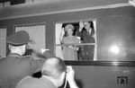 Verabschiedung der britischen Königin Elisabeth II. und Prinz Philipp in Duisburg Hbf, die damals noch "standesgemäß" mit dem Zug reisten. (26.05.1965) <i>Foto: Willi Marotz</i>