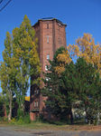 Der achteckige verklinkerte Wasserturm des ehemaligen Reichsbahn-Ausbesserungswerks "Einheit" in Leipzig Engelsdorf, der in den Jahren 1950 - 1952 entstand. Die Uhr ist auf 5 vor 12 stehengebleiben - geholfen hat's nicht, 2002 wurde das Werk geschlossen. (27.10.2015) <i>Foto: Andreas Höfig</i>