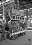 Wartung eines Deutz-Dieselmotors einer V 36 im Aw Opladen. (1956) <i>Foto: Fischer</i>
