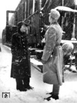 Ein Polizeioffizier der 4. Waffen-SS-Polizeidivision mit einer Reichsbahnerin im Bahnhof Winkelsdorf im Sudetenland.  (1944) <i>Foto: RVM (Ittenbach)</i>