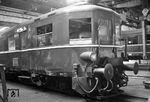 Zur Hauptuntersuchung weilt VT 36 517 (Dessauer Waggonfabrik, Baujahr 1940) im Aw Opladen. Viel geholfen hat's wohl nicht, zwei Jahre später (am 04.08.1955) wurde er ausgemustert. (11.1953) <i>Foto: Fischer</i>